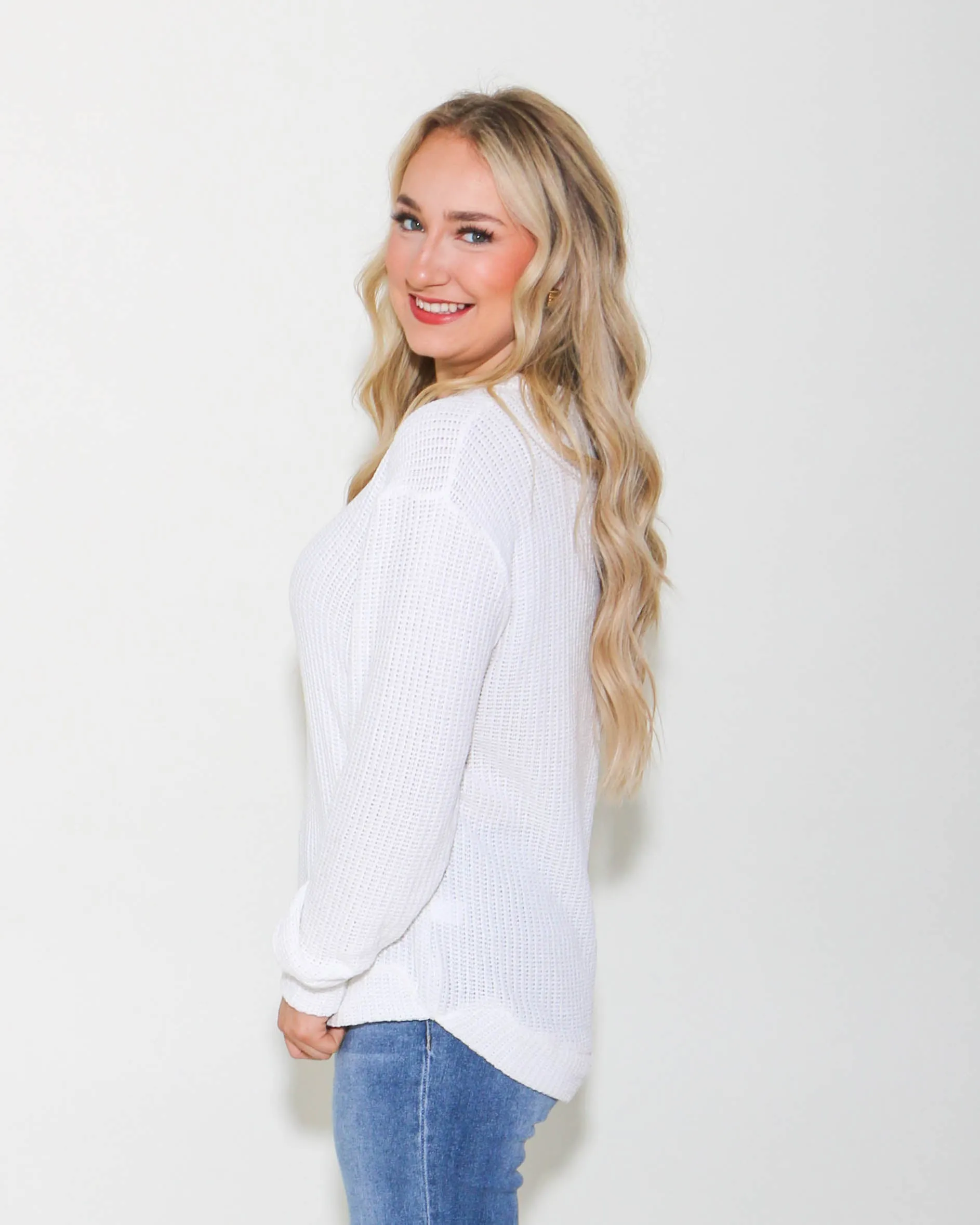 CHENILLE WAFFLE ROUND NECK SWEATER IN WHITE