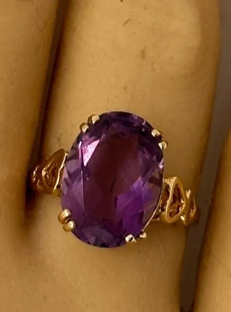 Elegant 9ct Yellow Gold Amethyst Ring