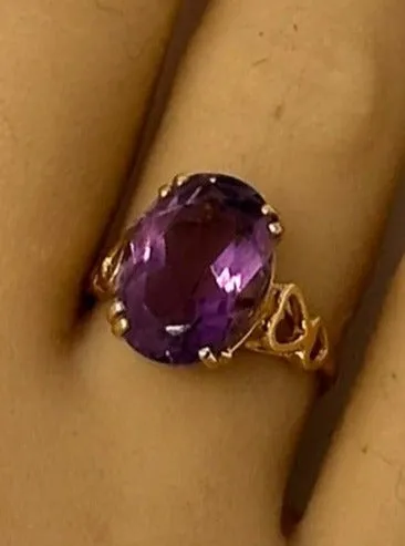 Elegant 9ct Yellow Gold Amethyst Ring