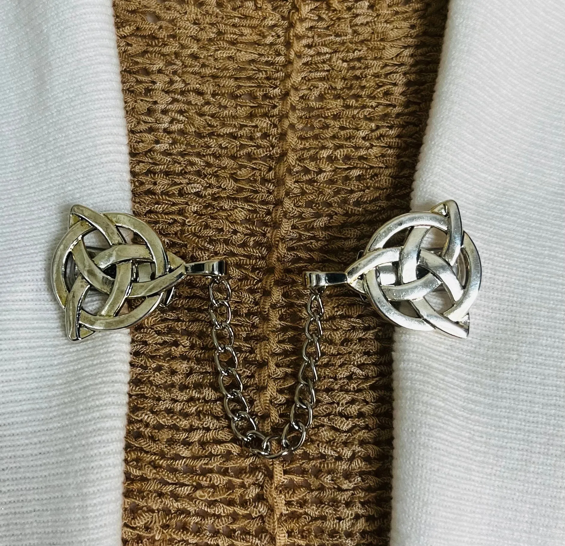 Sweater Clips Knot Sweater Clip for Cardigan Clasp Minimalist Silver Chain Clip Kimono Jewelry Gift for Mom Birthday Gift for Her Fabulici